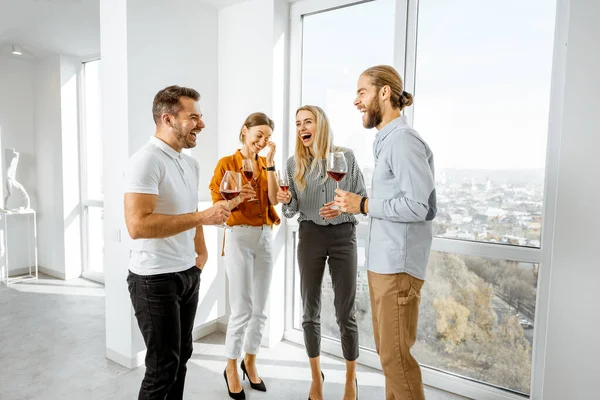 Gente reunida en interiores —  Fotos de Stock