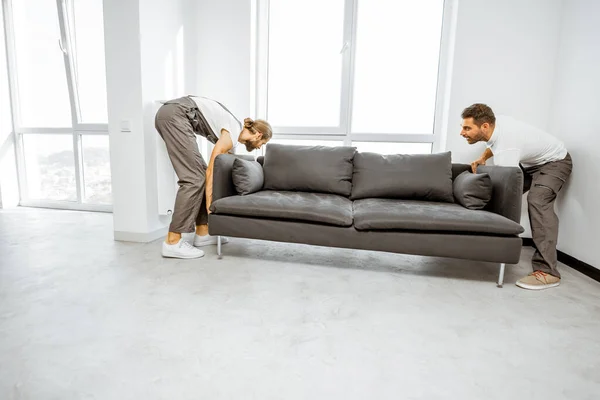 Mudanças colocando sofá em casa — Fotografia de Stock