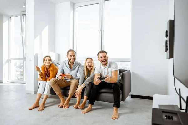 Friends playing video games at home — Stock Photo, Image