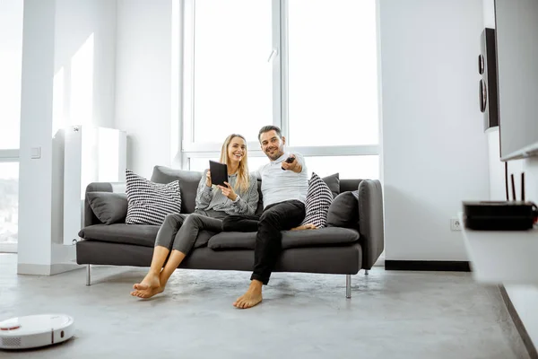 Paar schaut zu Hause fern — Stockfoto