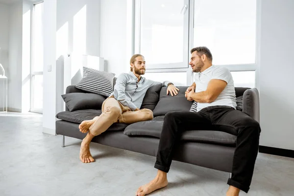 Mannen op de bank thuis — Stockfoto