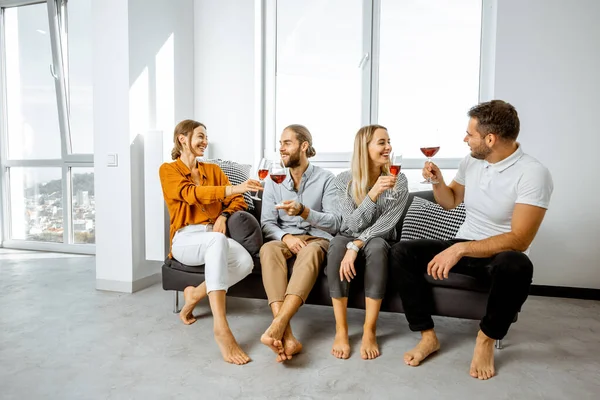 Evde şarapla boş zamanlarımızda arkadaşlarız.