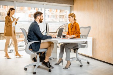 Ofis çalışanları içeride çalışıyor.