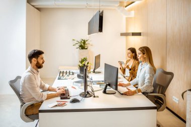 Ofiste çalışanlar.