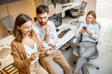 İş arkadaşlarının ofiste yaratıcı dijital çalışmaları var.