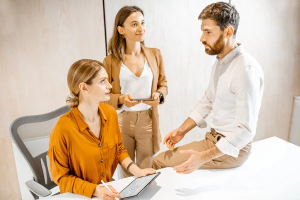 Conversación informal en la oficina — Foto de Stock