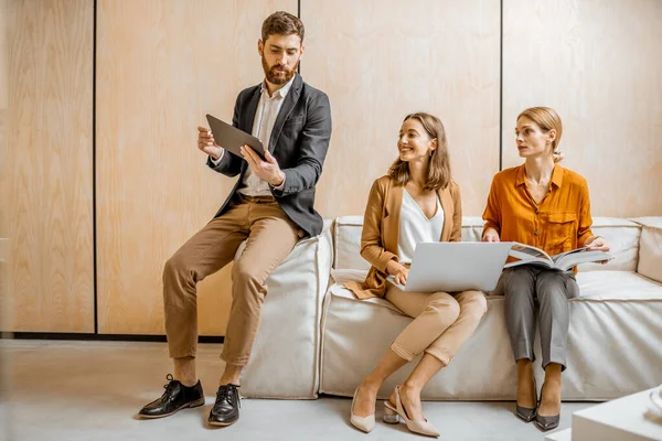 Trabajo creativo en aparatos digitales en el estudio — Foto de Stock