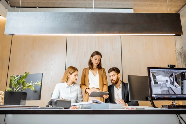 Funcionários de escritório tendo algum trabalho criativo no escritório de arquitetura — Fotografia de Stock