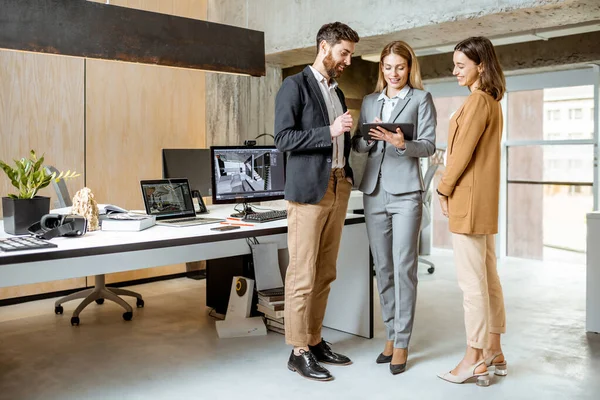 Kollegor som arbetar med digital surfplatta på kontoret — Stockfoto