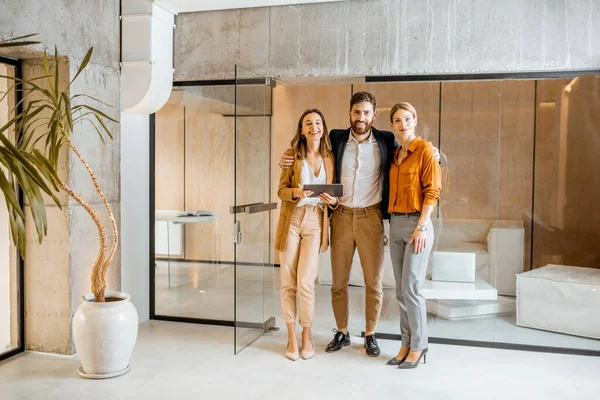 Chers collègues dans le studio de bureau créatif — Photo