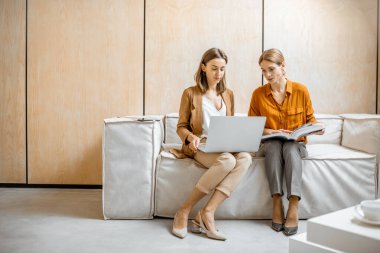 Stüdyoda dijital cihazlar üzerinde yaratıcı çalışma