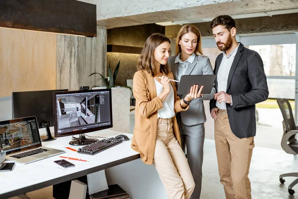 Collega 's werken met digitale tablet op kantoor — Stockfoto