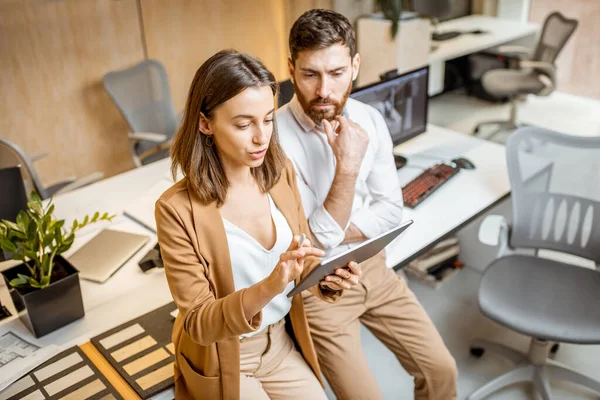 Collegues com um trabalho digital criativo no escritório — Fotografia de Stock