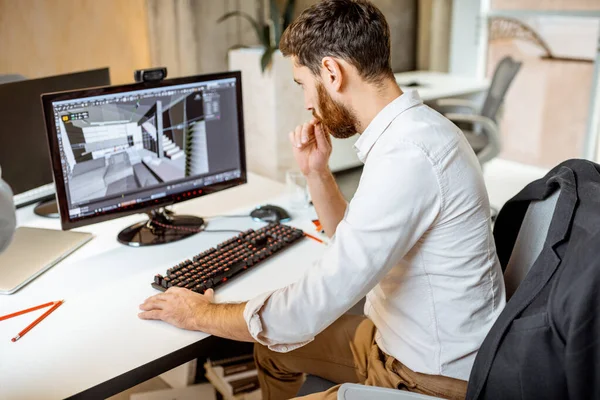 Innenarchitektin modelliert am Computer im Büro — Stockfoto