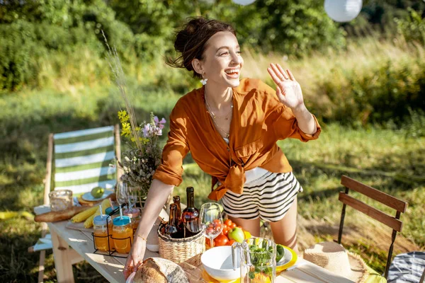 女性は屋外でのお祝いのディナーの準備 — ストック写真