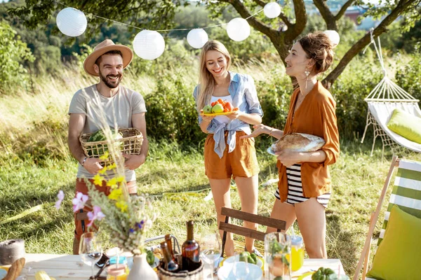 Amis se préparant pour la fête dans le jardin — Photo