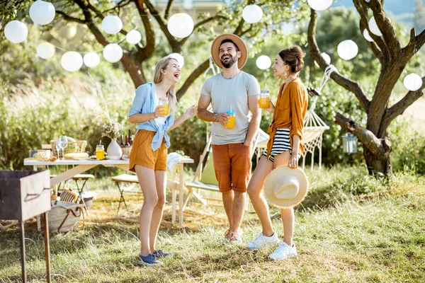 Vrienden feesten in de tuin — Stockfoto