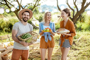 Bahçede yemek yiyip eğlenen arkadaşlar.