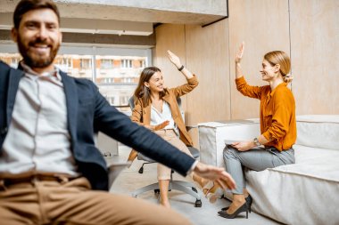 Çalışanlar ofiste eğleniyor.