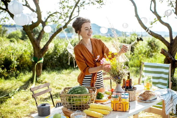 Kvinna som förbereder sig för den festliga middagen utomhus — Stockfoto