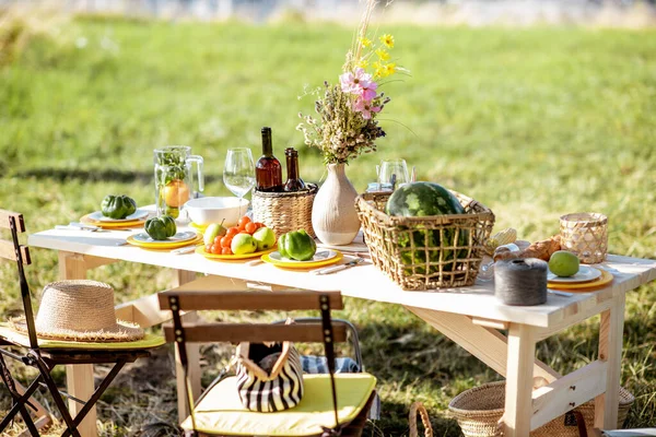 Bahçede çok güzel dekore edilmiş yemek masası. — Stok fotoğraf