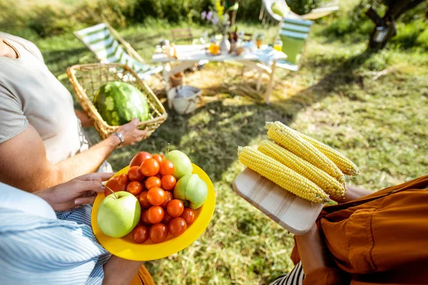 Amigos llevando comida para el picnic —  Fotos de Stock
