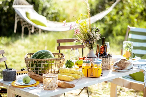 Mesa de almoço lindamente decorada no jardim — Fotografia de Stock