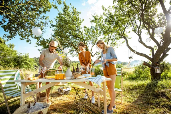 Amici in preparazione per il pranzo in giardino — Foto Stock