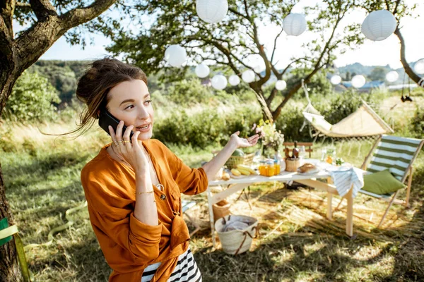 Kvinna talande telefon i den dekorerade bakgården — Stockfoto