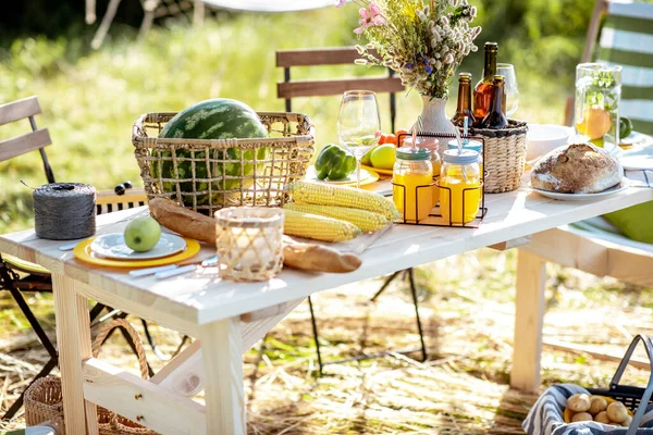 Bahçede çok güzel dekore edilmiş yemek masası. — Stok fotoğraf