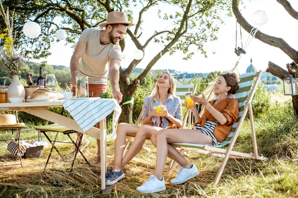 Amici che danno una festa in giardino — Foto Stock