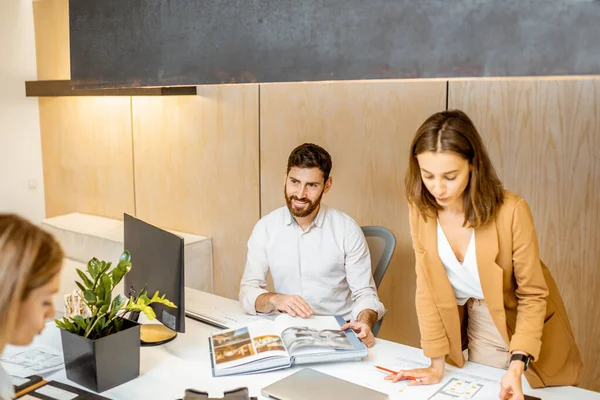 Personas que trabajan en la oficina — Foto de Stock