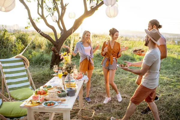 Vrienden op een picknick in de tuin — Stockfoto