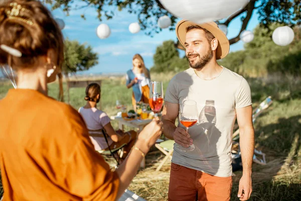 Paar op een feestje in de tuin — Stockfoto