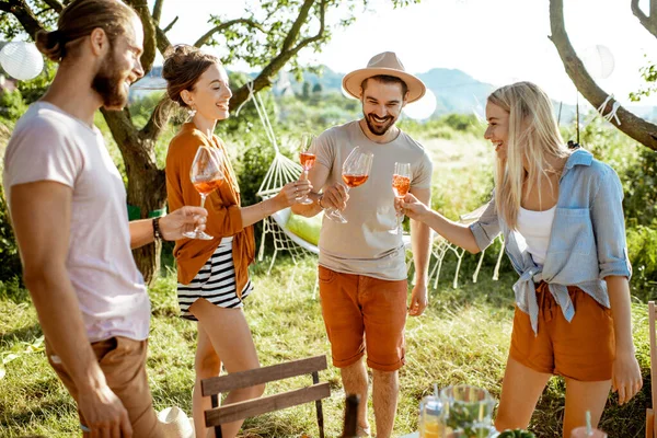 Vrienden feesten in de tuin — Stockfoto