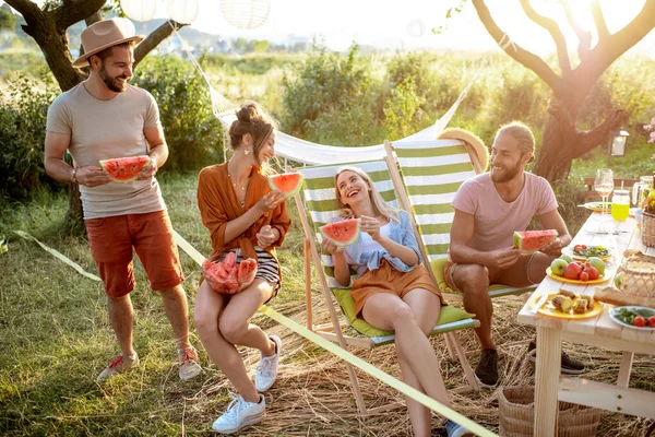 Vrienden op een picknick in de tuin — Stockfoto