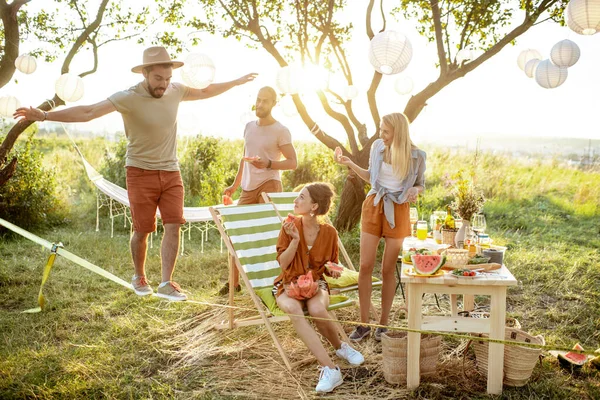 Přátelé na pikniku v zahradě — Stock fotografie