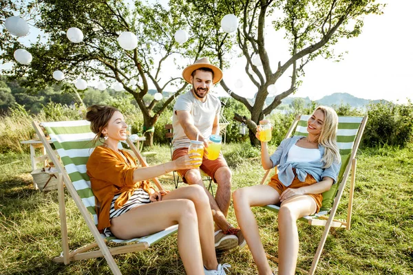 Vrienden feesten in de tuin — Stockfoto