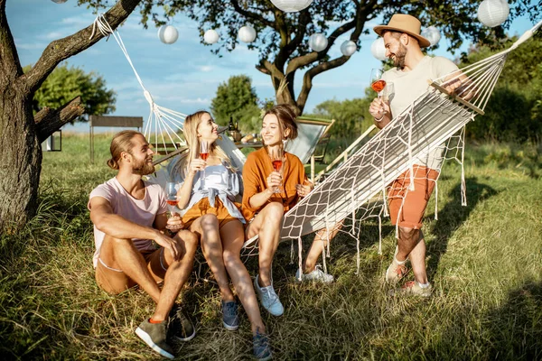 Amis se détendre avec des boissons dans le jardin — Photo