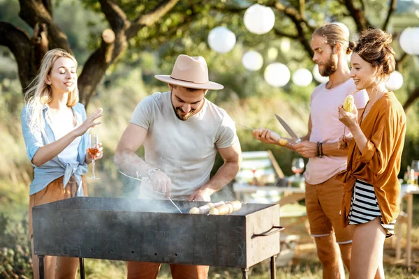 Vrienden barbecueën in de tuin — Stockfoto