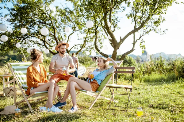 Freunde feiern im Garten — Stockfoto