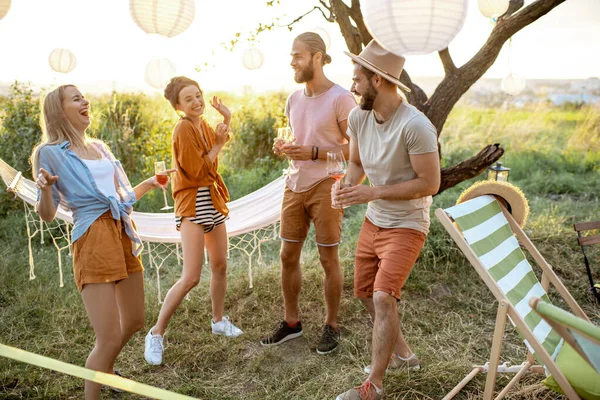 Друзья танцуют на пикнике в саду — стоковое фото