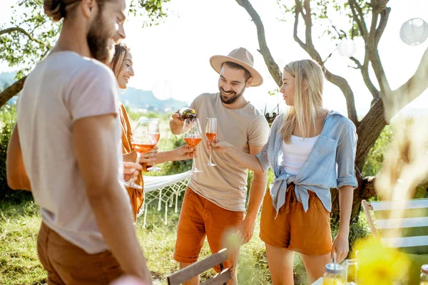 Vrienden feesten in de tuin — Stockfoto