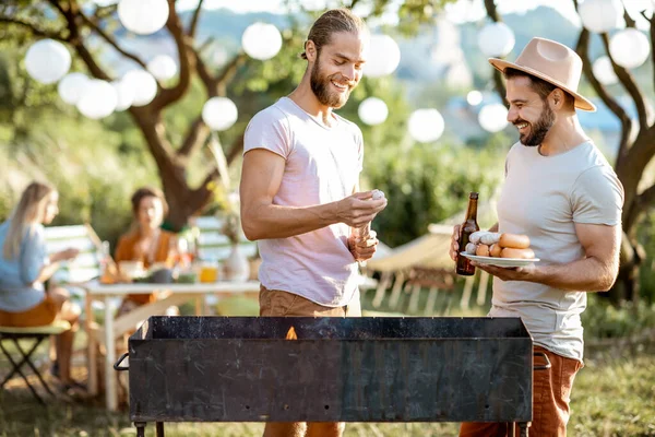 Vrienden barbecueën in de tuin — Stockfoto