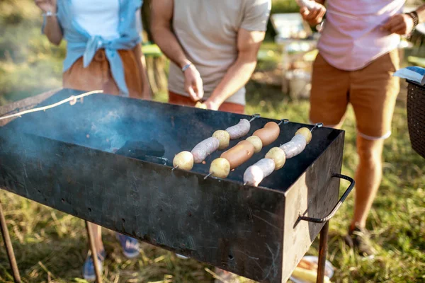 Eten koken op een barbecue — Stockfoto