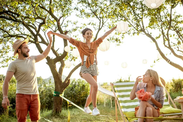 Amici su un picnic in giardino — Foto Stock