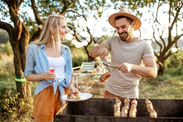 Bahçede barbekü yapan bir çift. — Stok fotoğraf