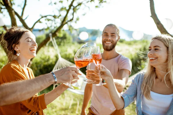 Vrienden feesten in de tuin — Stockfoto