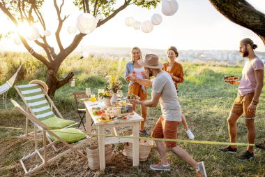 Arkadaşlar bahçede piknikteler.