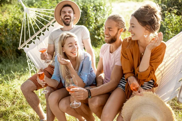 Amigos que se divierten en la hamaca al aire libre — Foto de Stock